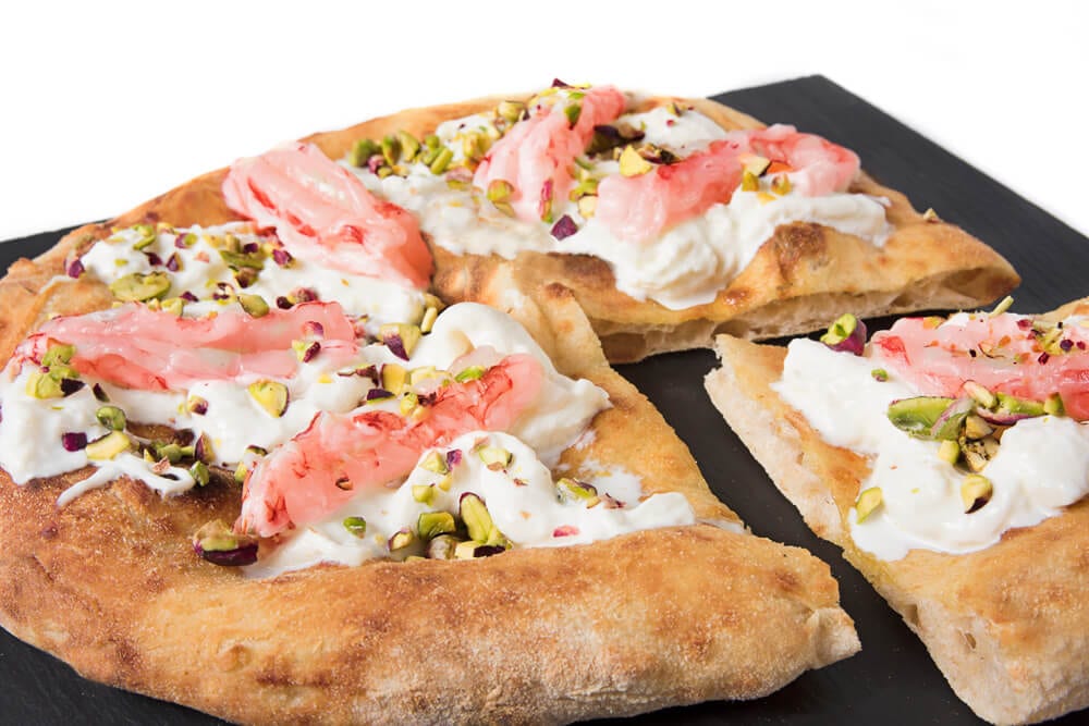 Pizza gourmet con stracciatella pugliese, gambero rosso di Mazara del Vallo e pistacchio di Bronte | Alfa Forni