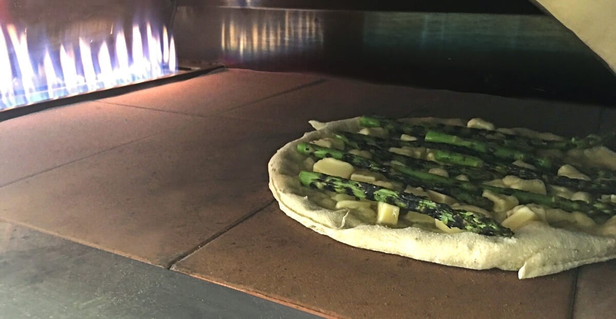 Roasted asparagus and fontina whole-wheat flour pizza | Alfa Forni